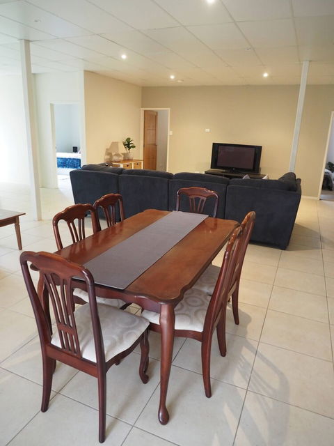 Queen Room With Airport Transfers Or Car Rental - Accommodation Nelson Bay 5
