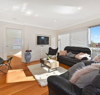 Spacious  Bright 4 Bedroom Home - Accommodation Nelson Bay