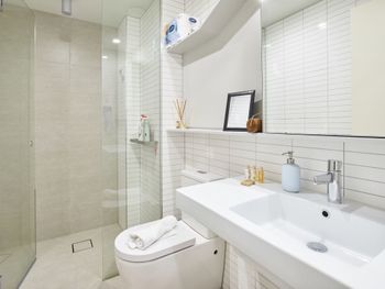 Elegant High Rise Apartment With An Unforgettable View - Accommodation Nelson Bay 2