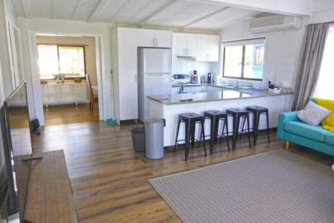 The Relax Shack At Culburra Beach Sleeps 7 - Nelson Bay Accommodation.com 7