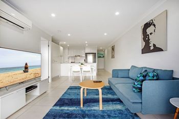 Cotton Tree Modern Apartment - Accommodation Nelson Bay 2