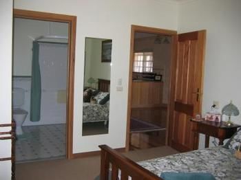 Buttercup Cottage & Private Apartment - Accommodation Nelson Bay 4