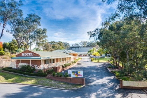Commercial Golf Resort - Accommodation Nelson Bay 0