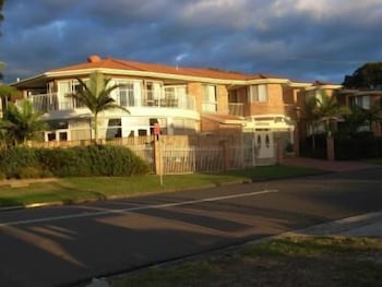 Lake Haven Motor Inn & Palms Restaurant - Accommodation Nelson Bay 1
