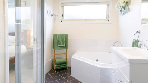 One Tree Bed & Breakfast - Accommodation Nelson Bay 3