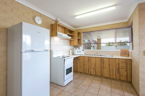 Albany Holiday Units - Accommodation Nelson Bay 2