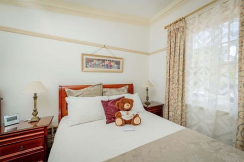 Cobb & Co Court Boutique Hotel - Accommodation Nelson Bay 1