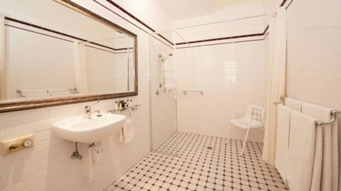 Cobb & Co Court Boutique Hotel - Accommodation Nelson Bay 5