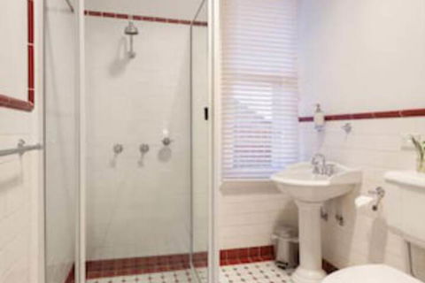 Bathurst Royal Apartments - Accommodation Nelson Bay 2