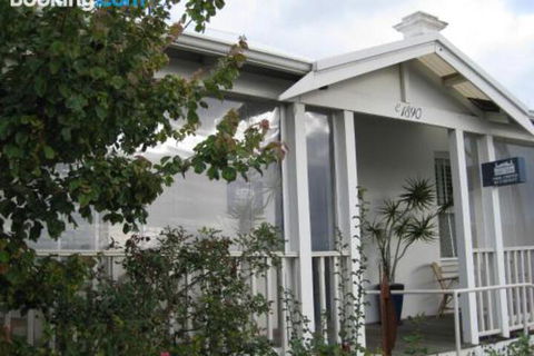 Three Chimneys Bed & Breakfast Boutique Guest House - Accommodation Nelson Bay 0