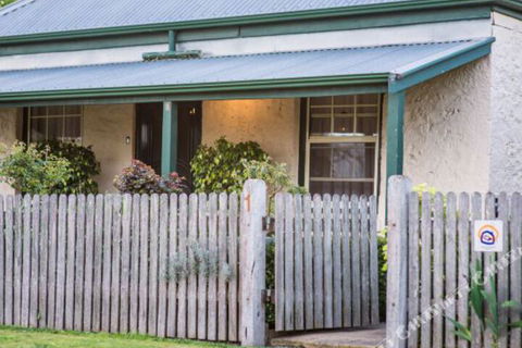 Georgies Cottage - Accommodation Nelson Bay 3