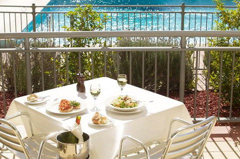 REBELLION BAR AND GRILL RESTAURANT - Accommodation Nelson Bay 0