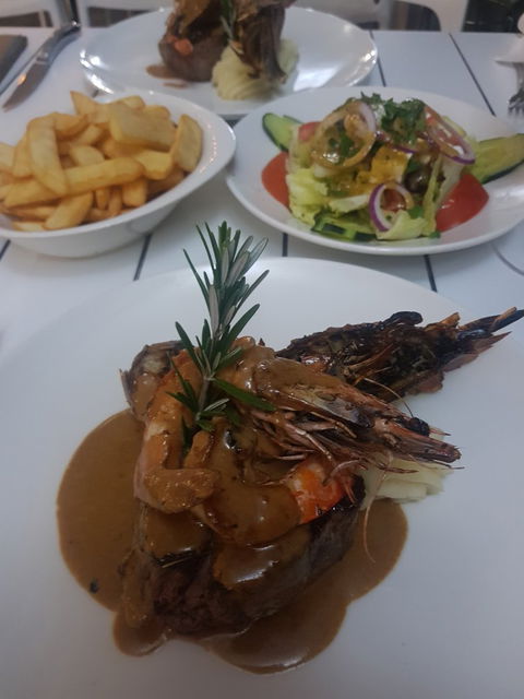 Omeros Bros Seafood Restaurant - Accommodation Nelson Bay 3