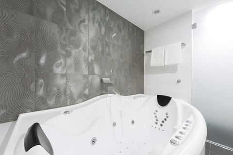 Avenue Hotel Canberra - Accommodation Nelson Bay 3