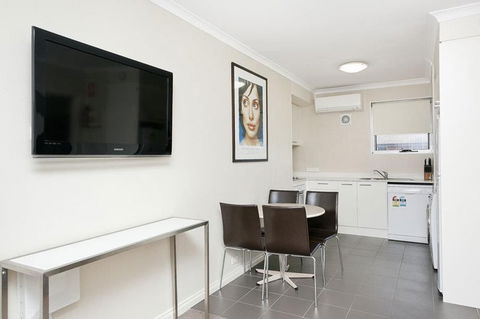 Forrest Hotel & Apartments - Accommodation Nelson Bay 2
