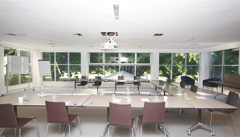 Forrest Hotel & Apartments - Accommodation Nelson Bay 4
