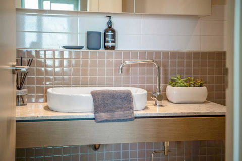 Port Adelaide Executive Waterfront Apartment - Accommodation Nelson Bay 5