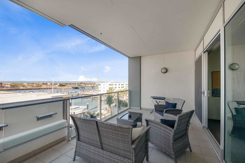 Port Adelaide Executive Waterfront Apartment - Accommodation Nelson Bay 25