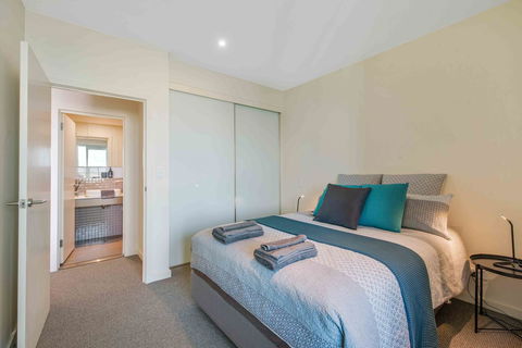 Port Adelaide Executive Waterfront Apartment - Accommodation Nelson Bay 3