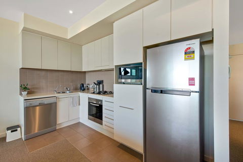 Port Adelaide Executive Waterfront Apartment - Accommodation Nelson Bay 6