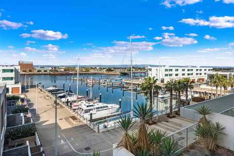 Port Adelaide Executive Waterfront Apartment - Accommodation Nelson Bay 0
