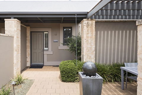 The Louise - Accommodation Nelson Bay 15