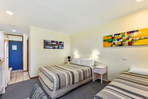 William Macintosh Motor Lodge - Nelsons Bay Accommodation 13