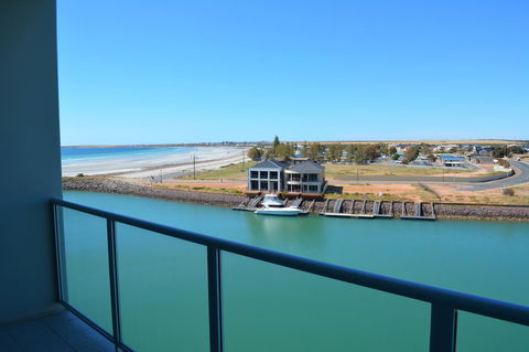 Wallaroo Marina Luxury Apartment - Accommodation Nelson Bay 6
