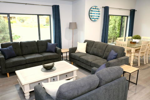 The Purple Door On Seaview - Nelsons Bay Accommodation 6