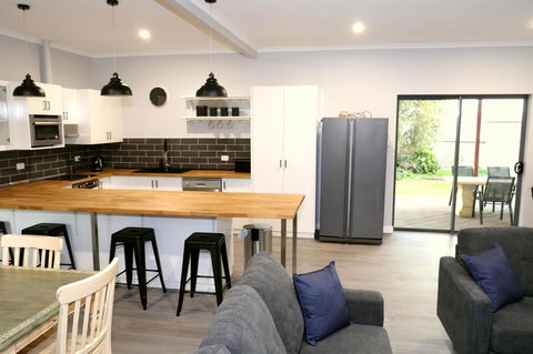 The Purple Door On Seaview - Nelsons Bay Accommodation 4