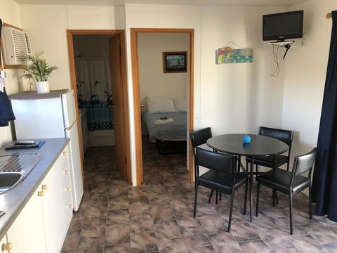 Rocks Retreat Cabin - Dolphin - Accommodation Nelson Bay 4