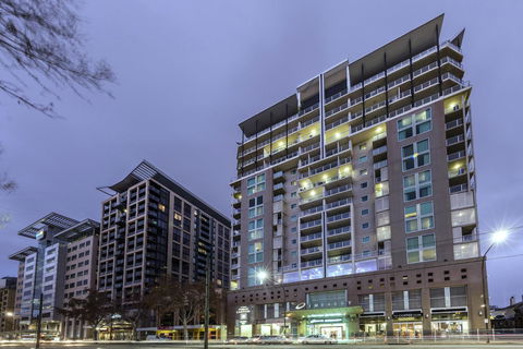Oaks Adelaide Embassy Suites - Nelsons Bay Accommodation 0