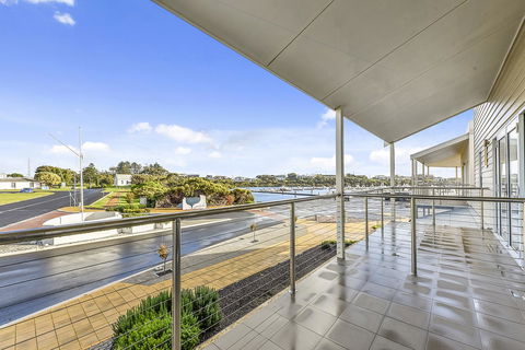 Aloha Waterfront Properties - Accommodation Nelson Bay 23