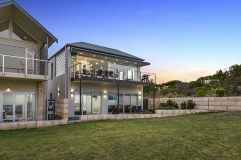 Aloha Waterfront Properties - Accommodation Nelson Bay 2