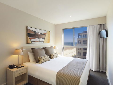 Oaks Glenelg Plaza Pier Suites - Accommodation Nelson Bay 2