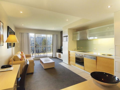 Oaks Glenelg Plaza Pier Suites - Accommodation Nelson Bay 6