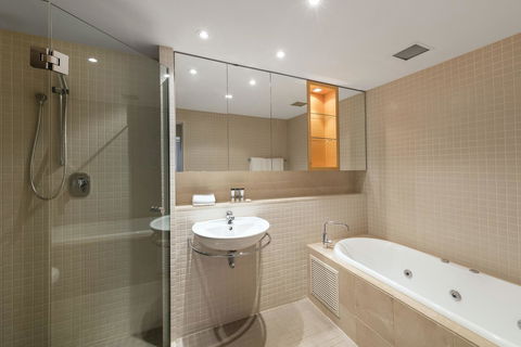 Oaks Glenelg Plaza Pier Suites - Accommodation Nelson Bay 3