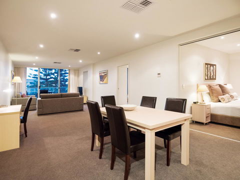 Oaks Glenelg Liberty Suites - Nelsons Bay Accommodation 24
