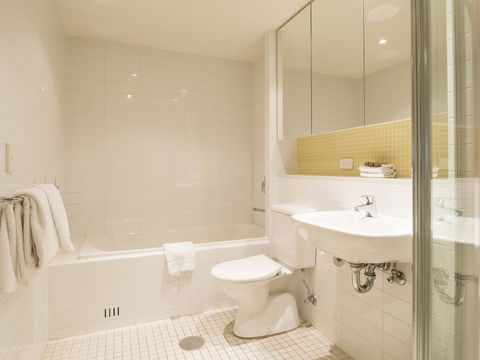 Oaks Glenelg Liberty Suites - Nelsons Bay Accommodation 26