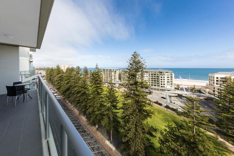 Oaks Glenelg Liberty Suites - Nelsons Bay Accommodation 13