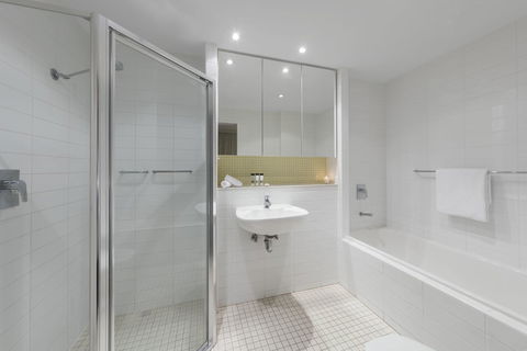 Oaks Glenelg Liberty Suites - Nelsons Bay Accommodation 28