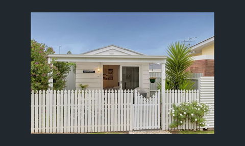 Wintergarden Beach Cabin - Accommodation Nelson Bay 3
