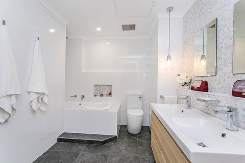 Heart Of Glenelg BnB - Accommodation Nelson Bay 2