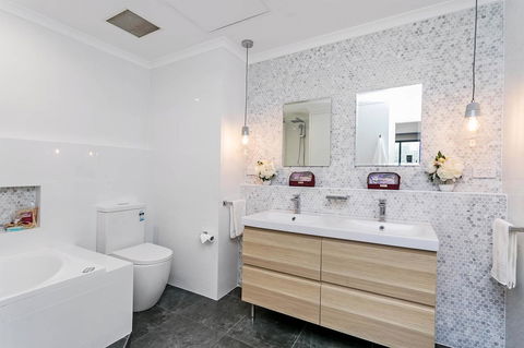 Heart Of Glenelg BnB - Accommodation Nelson Bay 3