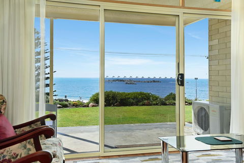 The Dolphins Beachfront Apartments - Accommodation Nelson Bay 6