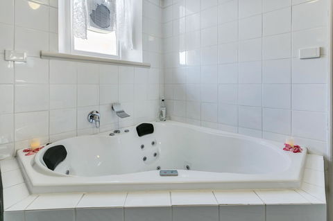 \'THE CHURCH\' Guest Home, Gawler Barossa Region - Nelsons Bay Accommodation 6