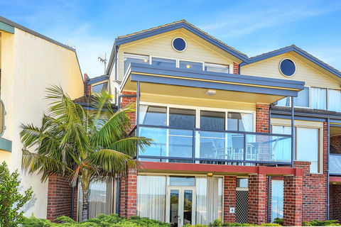 Franklin Beachfront Apartments - Accommodation Nelson Bay 2