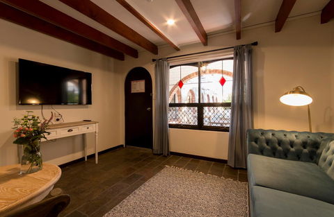 The Manor Basket Range - Accommodation Nelson Bay 7