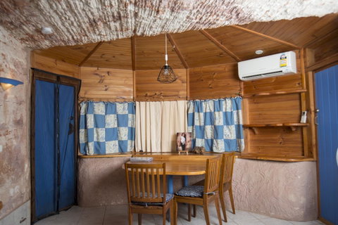 Ali\'s Underground Studio - Accommodation Nelson Bay 6