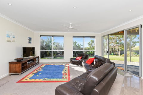 Lavina Luxury Beach House - Nelsons Bay Accommodation 11